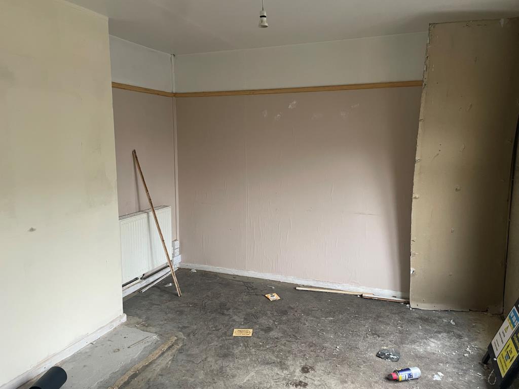 Lot: 75 - SEMI-DETACHED HOUSE - Living room
